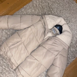 Beige teddy jacka - Använd en gång, jättemysig kortare varm vinterjacka i storlek S, köpt från NAKD. 