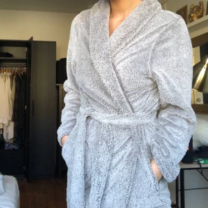 Morgonrock - Så härlig morgonrock från Hunkemöller. Supermysigt material och med ett band så man kan dra åt💘 jag är 175 och den går till strax över knäna på mig!