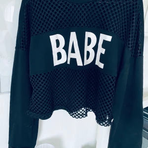 Supercool, ny tröja! - Supercool, oanvänd sweatshirt från Shein som helt enkelt inte hunnit användas. Säljes enbart pga platsbrist/flytt. Lite kortare modell.