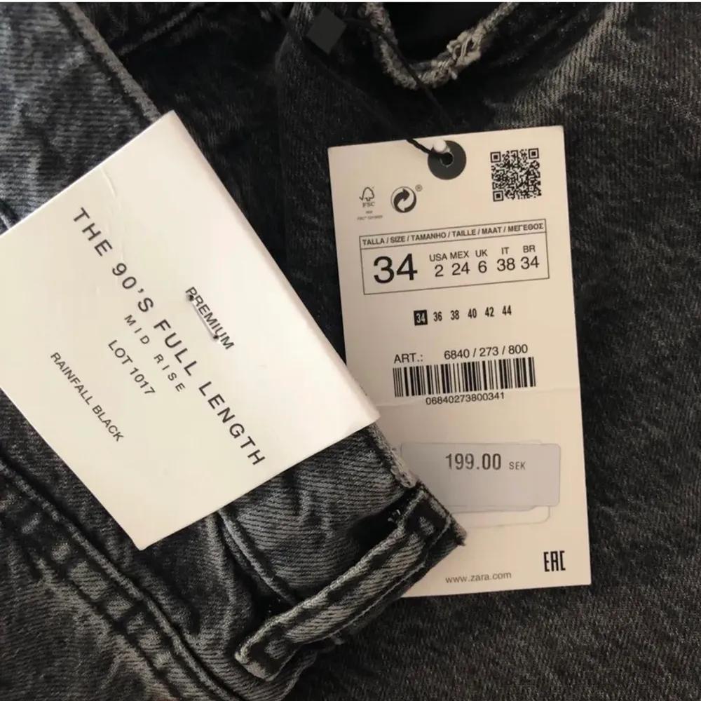 Säljer dessa 90’s full length mid rise jeans från zara som är helt slutsålda! Lånade bilder från förra köparen💕säljer då de ej passade mig💕 om det inte står att byxorna är sålda så finns den kvar!!!. Jeans & Byxor.