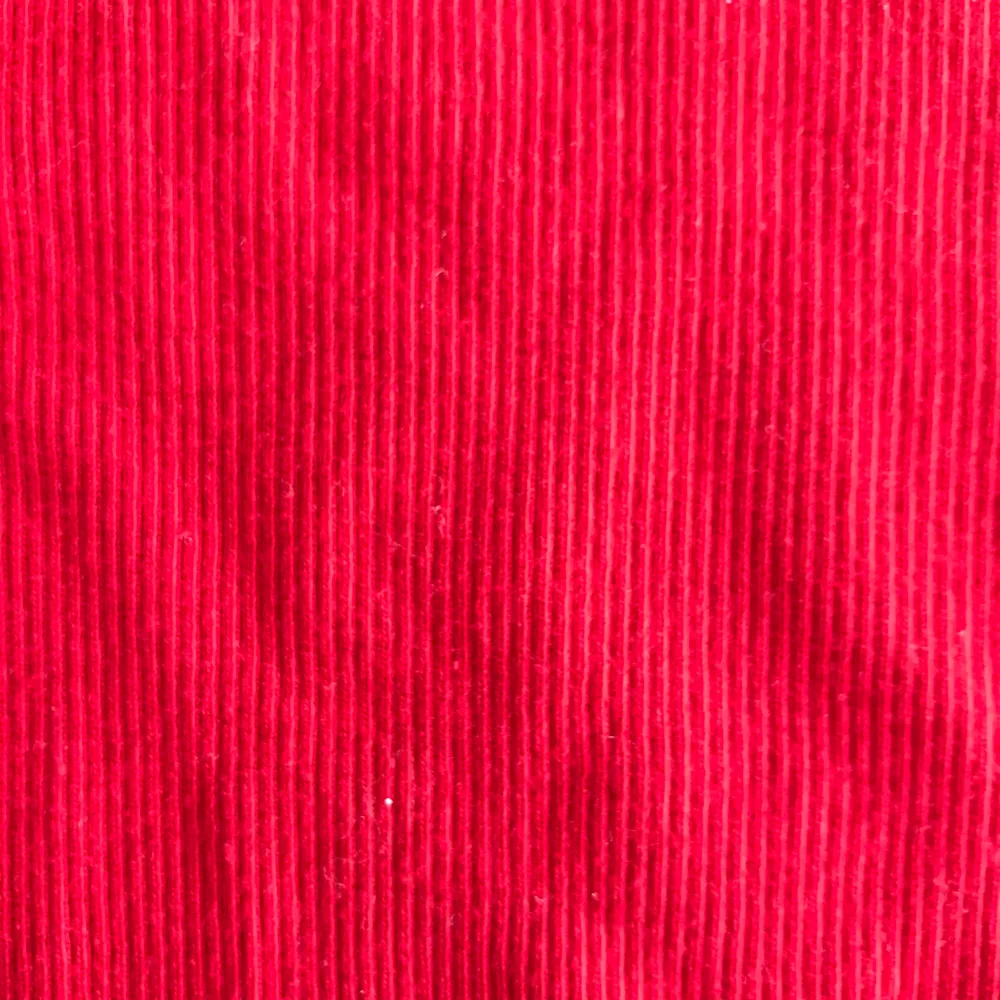 Excellent used condition. Bright red scarlet color. Soft and stretchy ribbed knit top in black with ruffled trimmings and a cropped fit.  80% viscose, 20% polyamide. Worn 2ggr then hand washed and machine dried. No holes, tears, rips, stains, snags, pilling, fading. Smoke and pet free storage space. No other flaws to note. Disclaimer: Please expect some general wear in all secondhand pre-owned items as they have lived a previous life, so do not expect a mint item.. Toppar.