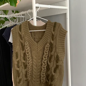 superfin stickad väst💕 - Köpt här på plick men i fint skick! Säljer pågrund av att jag inte använder den lite mkt längre! Budgivning om det är flera som är intresserade! Skulle nog säga att den är i storlek S!💗