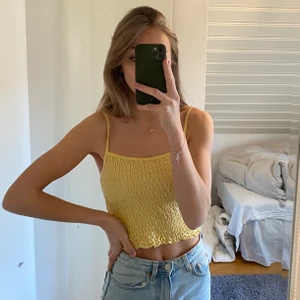 Sommartopp - Supersöt topp från Gina som passar perfekt till sommaren☀️🌸 Säljes då jag aldrig använder den längre! Köparen står för frakt✨🥰 