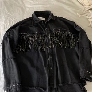 Jacka Zara - Svart snygg jeansjacka med detaljer. Knappt använd, endast ett fåtal gånger. Storlek XS men passar XS-M. 