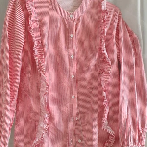 randig skjorta - En rödvit randig skjorta som tyvär inte kommit till användning så mycket