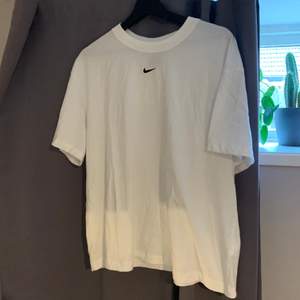 Säljer denna Nike T-shirten i storlek L🤍 aldrig använd, endast provad! Har för många, därför jag säljer☺️ säljer för 100kr + frakt🏜