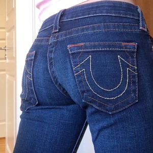 True religion jeans - Lågmidjade Mörkblåa jeans från true religion som är som nyskick, inga defekter. Jag är 172 och dom är bra i längden på mig. Buda i kmt.