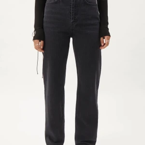 WEEKDAY, rowe extra high straight jeans - Ett par super fina Jeans från Weekday i modellen rowe extra high straight jeans i färgen Washed black! Storlek 27/30, S/M. Nypris 500kr & sparsamt använda! Köparen står för frakten! Pris kan diskuteras🤎