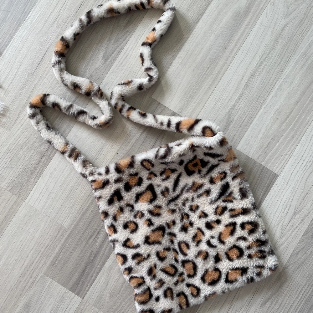 en super söt leopard väska med långt band! 😋💕 perfekt att ha på axeln <3 frakt 48 kr. Accessoarer.
