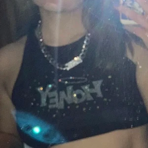 Topp - Assnsygg brun topp med stenar som tryck. Tyvärr liiitr för stor för mig....❤️ (lånad bild) 