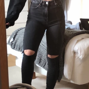 Peachy jeans - Säljer nu mina superfina peachy jeans ifrån bikbok🥰 de är i superfint skick och följer kroppen felfritt. De sitter även superfint i svanken, vilket andra jenas inte brukar göra om man har lite större ben och smal midja🙌 bakfickorna är älvens sydda för att framhäva rumpan😍  de är i storlek S, och passar en 36-38.  Pris kan diskuteras☺️