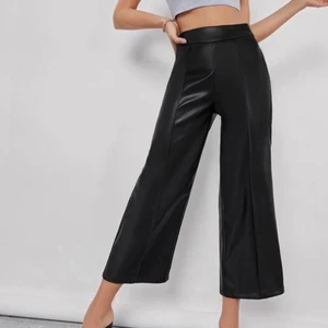 Kortare modell ♥️ - En kortare modell av raka fuskskinn byxor🙌🏻😍 Helt oanvända , fick precis hem dom men säljer för att dom inte kommer till användning🙌🏻💕 Jättefint material & känns sjukt bra🤩