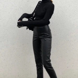 Säljer mina skinnjackor från Gina trico pågrund av att jag växt ur dem. Jag är 1.63  - Jättefint skick, precis som nya. Storlek s