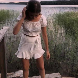 Vit kjol - Jättesöt kjol från SHEIN, bra material, inte använt så många gånger eftersom det blev vinter snabbt efter ja köpte❤️