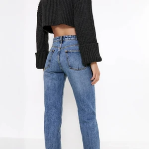 Streight jeans  - Köpte dessa jeans från zara online men de va för små och för långa. De är midrise, oanvända endast testade. Har knappat o inte dragkedja.    🌻Buda gärna i kommentarerna🌻