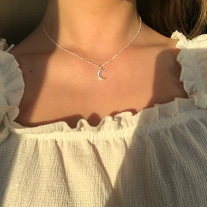 Mån halsband  - Jätte fint Halsband som är silver färgat. Frakten in går 💓