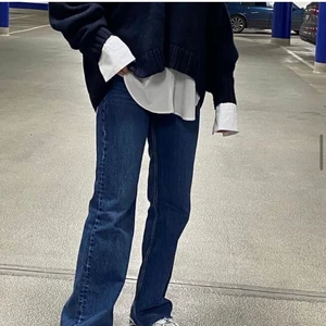 Zara jeans - Säljer dessa skitsnygga raka full length zarajeansen då de inte kommer till användning! Jag är 180 och de går över foten på mig, men går att klippa till den längd man vill ha. Storlek 40, skulle säga att de sitter mer som en 38💕 jäkligt snyggt oversized på mindre storlekar också. skriv för frågor eller prisförslag! 💕