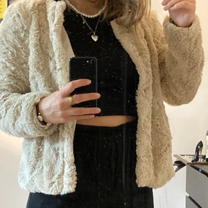 Jacka - Fluffig jacka från vera Moda som tyvärr knte kommer till användning löngre, perfekt nu till våren 💜💜