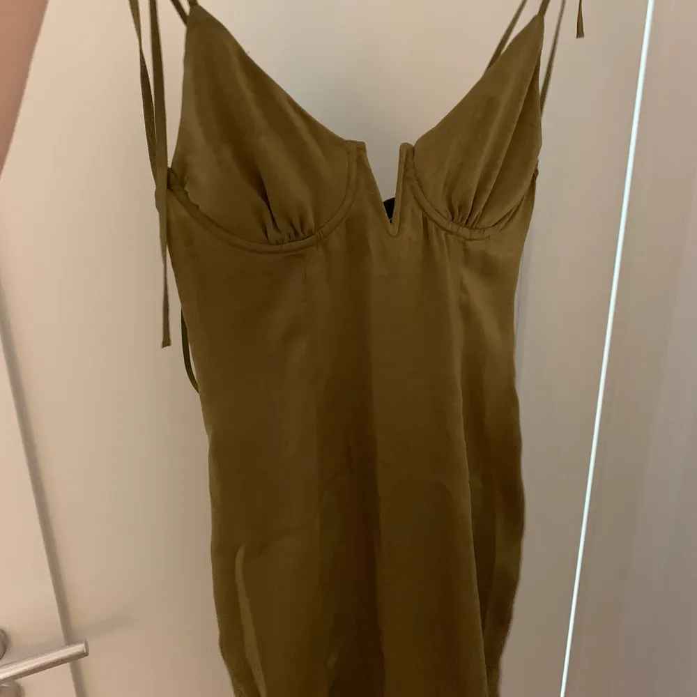 Suuperfin klänning från Missguided i strl 36. Säljer pga att den inte kommit till användning! Aldrig använd och helt i nyskick, lappen kvar. Buda eller köp direkt för 300 + frakt💗. Klänningar.