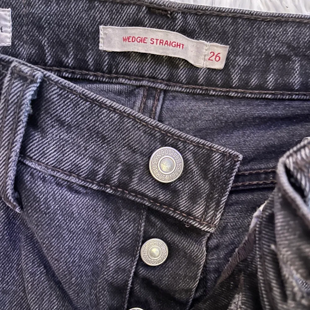 Säljer ett par tillgjorda Levis shorts som innan var jeans i strl 26. Shorts.