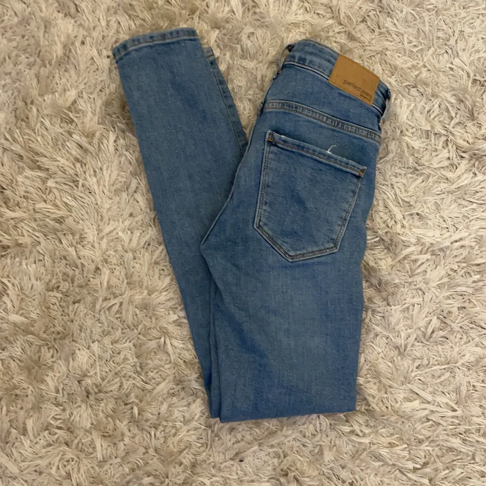 ”Kristen” jeans från Gina tricot i storlek 25. Slimfit i fint skick. . Jeans & Byxor.