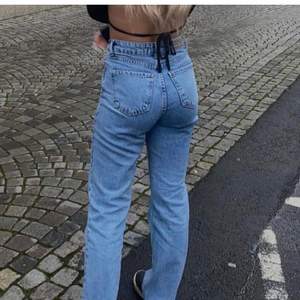 Säljer dessa snygga jeans från chiquelle då de inte passar mig längre! Dom är klippta och passar dig som är mellan 160-165cm lång. Kontakta mig för mig för mer info!