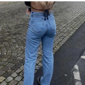 Jeans från Chiquelle  - Säljer dessa snygga jeans från chiquelle då de inte passar mig längre! Dom är klippta och passar dig som är mellan 160-165cm lång. Kontakta mig för mig för mer info!