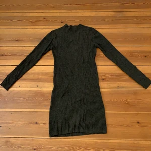 Tight Ribbad Klänning - En fin ribbad klänning i mörkgrön färg. Jätte skönt material!! Kortare i längd men inte för kort. Sitter tight men är i väldigt stretchigt material. Går att använda både på sommaren och vintern! Köpare står för frakt 😊