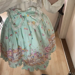 Lolitakjol - Hej jag säljer en sweetlolitakjol som jag köpt på Lilla Japan för 600kr, den är använd ett fåtal gånger och är i fint skick men dock lite skrynklig. Anledningen till att jag säljer den är för att jag är mer inför classic lolita och detta var mer bara ett impulsköp. Inte nog med det är den dessutom lite stor för mig, jag är S men den här kjolen passar mer för M-L. Man knyter bak i ryggen där det även är lite resår om midjan.             Gratis frakt!💓