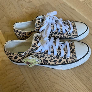 Leopard converse  - Säljer ett par helt oanvända converse med leopardmönster! Jättesnygga men kommer aldrig till användning.