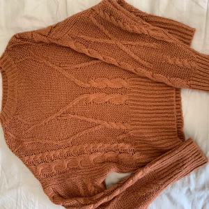 Stickad tröja  - En supergosig och mjuk tröja. Sticks absolut inte!! Resår längst ner så den blir något kortare. Använd en gång😆