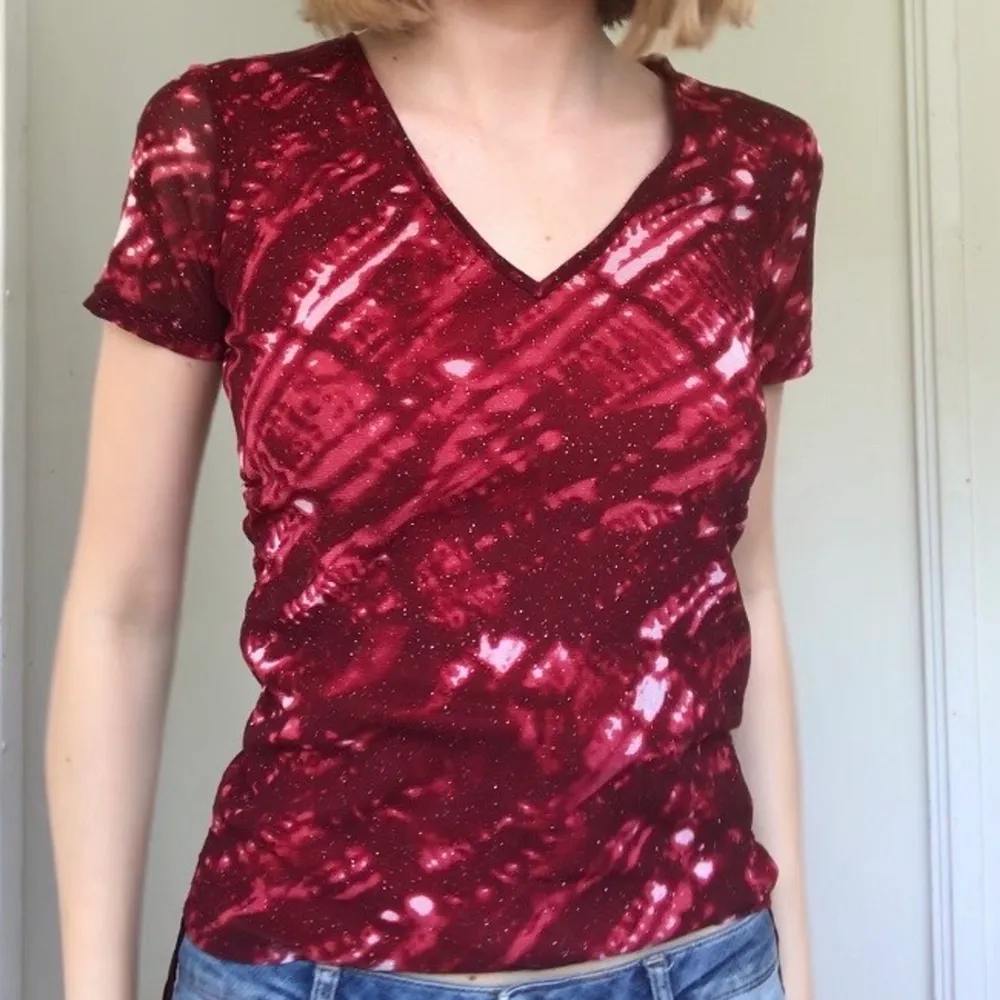 Supersöt t-shirt med mesh tyg som är lite tie-die -aktigt med glitter i✨ (mönstret syns bäst på sista bilden). Den är också justerbar så man kan snöra den till en magtröja (bild 1) eller till en vanlig t-shirt (bild 2)💗 väldigt skönt material🧸. T-shirts.