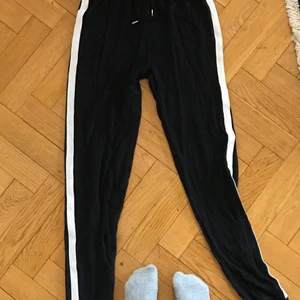mjukisbyxor  - svarta mjukisbyxor med rand på sidan! jättesköna och snygga! tvättar självklart innan jag säljer och om du vill ha mer info eller bilder skriv till mig privat! 