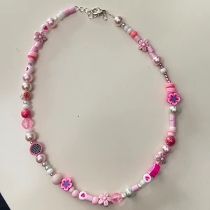 Pärlhalsband  - Finns endast en så vid flera intresserade blir det budgivning. Startpris 70kr+12kr frakt🤩 på bilden när jag halsbandet på minsta storleken🤪