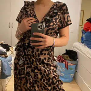 Säljer denna leopardklänning som man knyter i midjan! Tyvärr vet jag inte vad märket heter och heller ingen storlek men den är lite förstor på mig som vanligtvis när storlek 36! Säljer den för 100kr!
