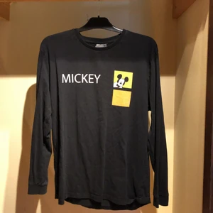 Långärmad Disney  - Disney tröja med tryck på armen och bröstet. Köpt på asos den är i L men sitter som M/S | Hör av er om ni har frågor!
