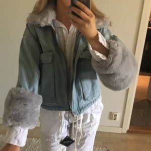 Jeansjacka med päls  - Lägger upp igen..  Jättefin jeansjacka med avtagbar päls på armarna och kragen, helt ny bara provad. Storlek S, köptes för ca 350 från Zaful men superbra kvalite! Finns en äldre annons med fler bilder💕 köpare står för frakt på 66kr