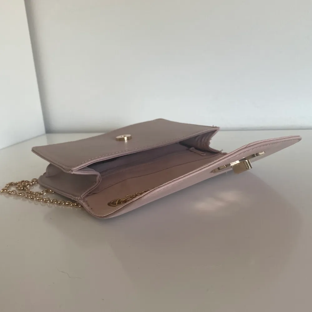 Pastell rosa liten handväska som rymmer både telefon, plånbok och lite till, skick 10/10 då den har bara använts en gång (om man köper två eller fler saker bjuder jag på halva frakten). Väskor.