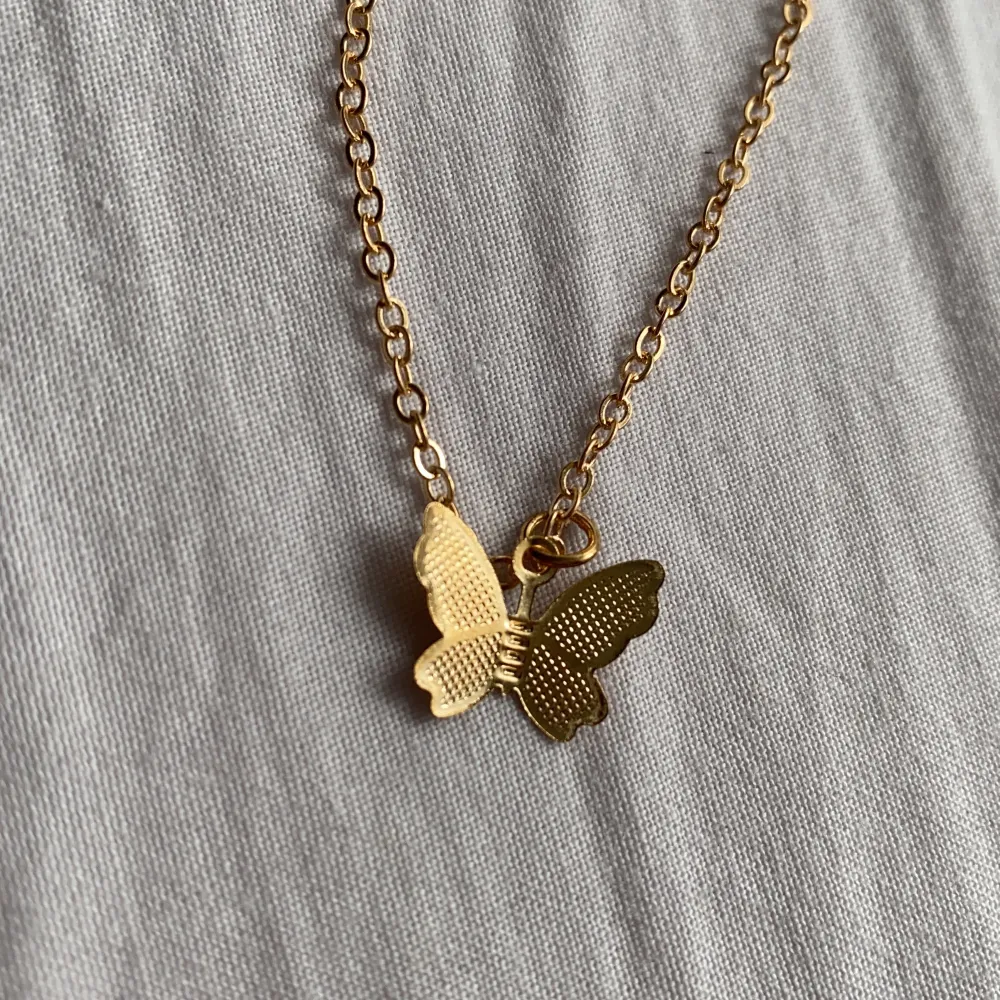 Ett supergulligt halsband men en liten fjäril på, har aldrig använt det och säljer det för att det helt enkelt aldrig kom till användning, jag tror att det här halsbandet kan vara perfekt för lagring av halsband🌸☘️. Asusteet.
