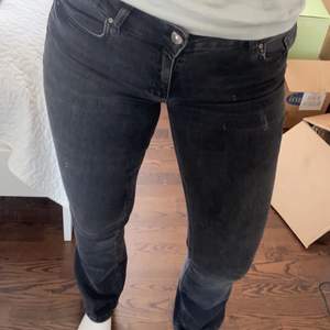 Stretchiga och mjuka svart/grå jeans från Chiquelle i stl 38, aldrig använda.  