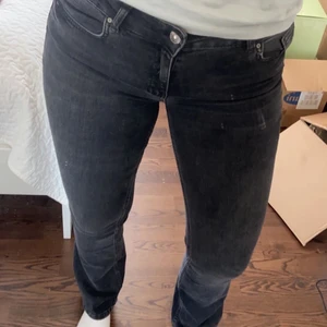 Bootcut jeans från Chiquelle  - Stretchiga och mjuka svart/grå jeans från Chiquelle i stl 38, aldrig använda.  