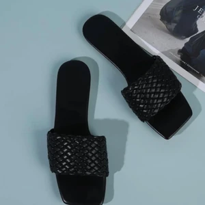 Läder tofflor - Aldrig använda , för små 