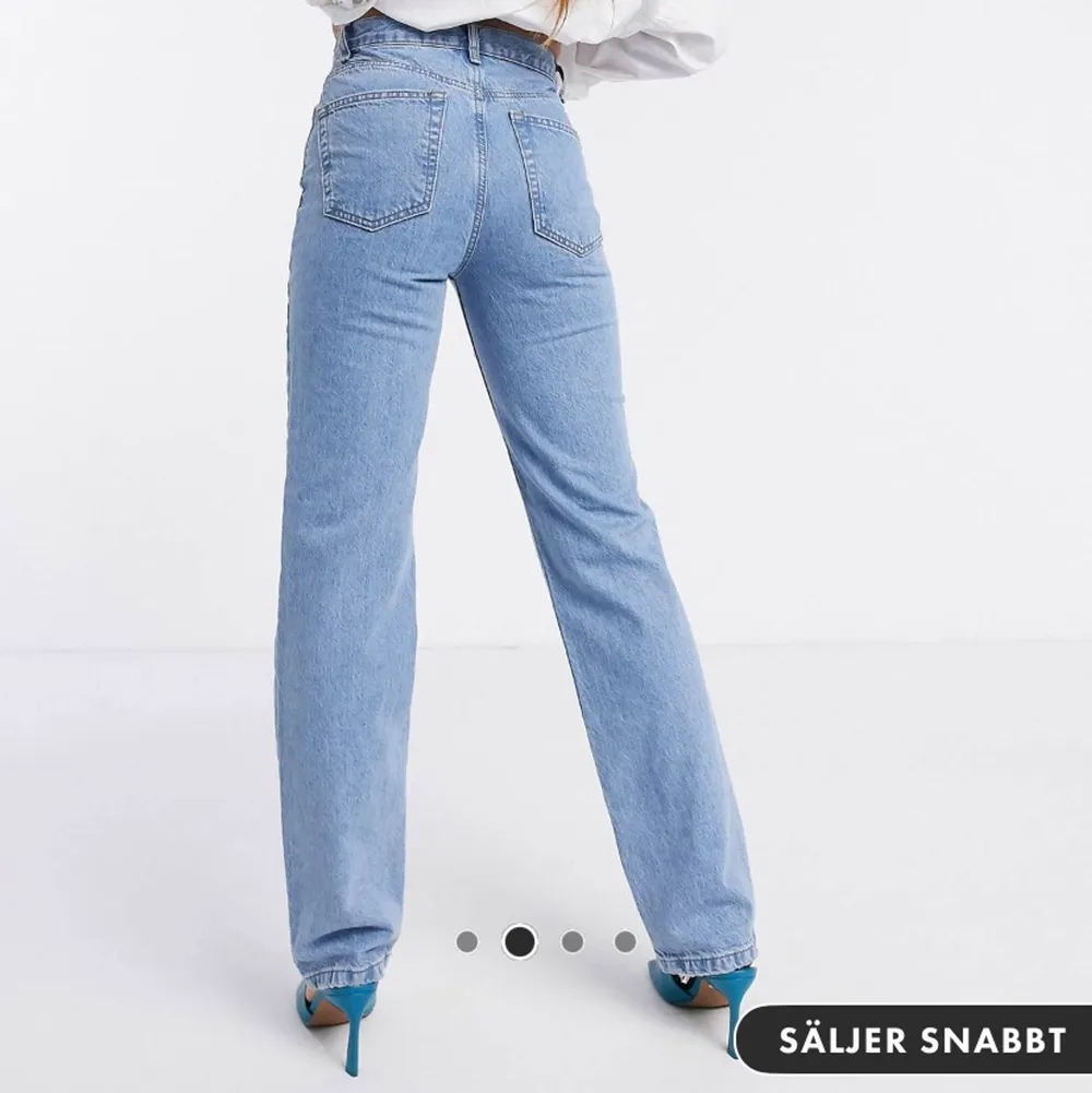 Ljusblåa raka jeans från ASOS design! Jag är 170 lång och dem är bra längd på mig💙💙 storlek M. Jeans & Byxor.