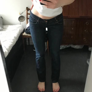 Lågmidjade jeans!  - Superfina lågmidjade jeans! Säljer vidare då de inte var den modellen jag trodde... storlek 29, innerbenslängd ca 78cm. Jag är 165cm. Bra skick. skriv om ni vill ha fler bilder, mått osv 🌟