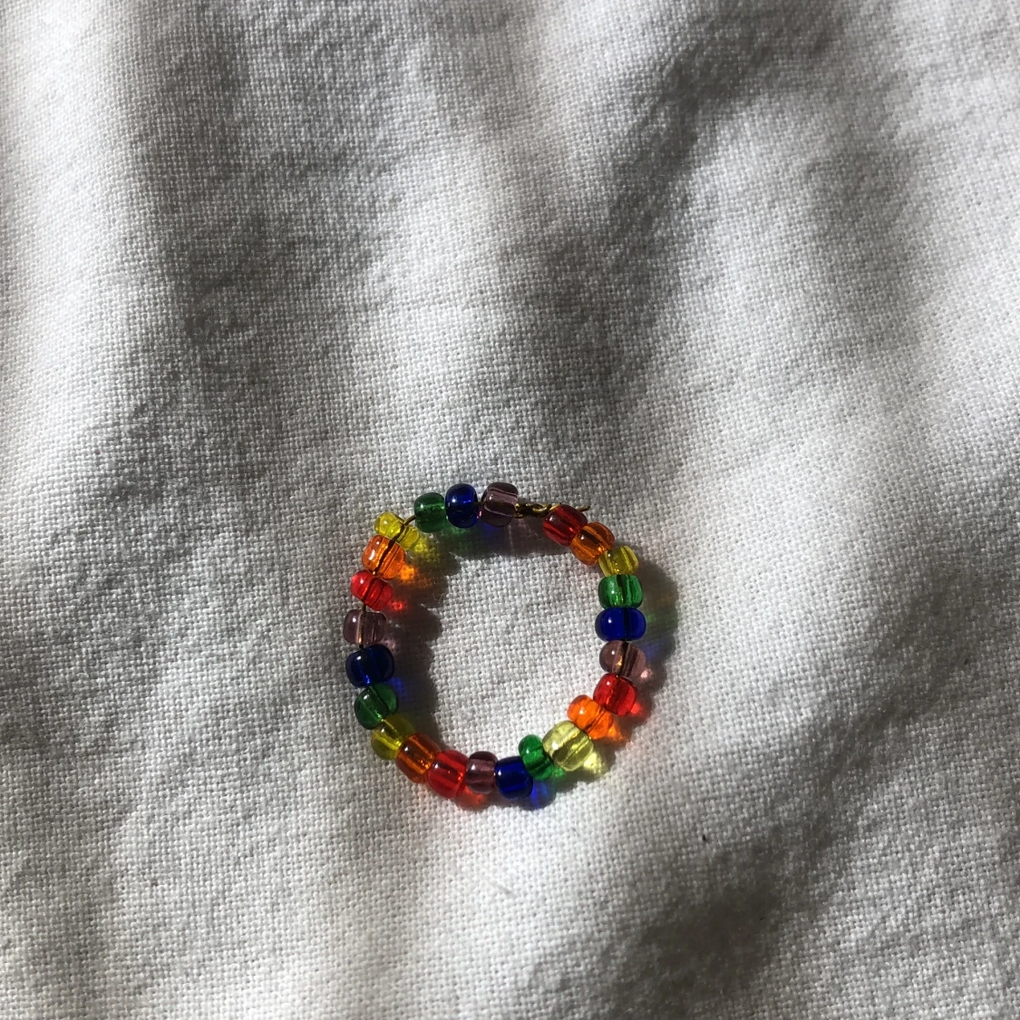 Handgjord regnbågsring.