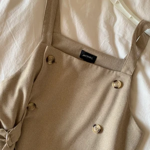 Klänning Monki - Snygg klänning från monki som sitter lite snyggt oversize på mig som är en S!🌼💫