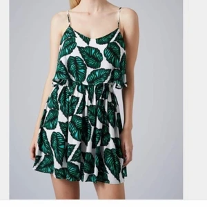 Sommarklänning - Luftig sommarklänning från Topshop. Den är delvis öppen i ryggen som visas på bild 2! Använd 1 gång, nypris ca 400 kr 🌿🌿🌿