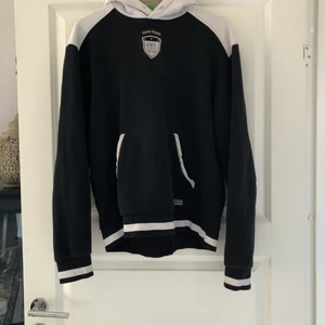 Hugo Boss Hoodie - En hoodie från Hugo Boss. Tröjan är i gott skick men har tyvärr inte kvar snörena. Kontakta mig så kan jag skicka fler bilder Kan skicka men köparen får stå för frakten. Annars möts jag upp i Stockholm. 