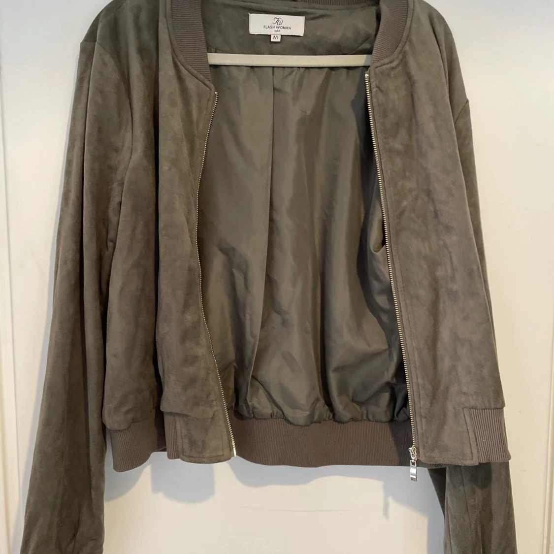 Grön jacka i fejkmocka