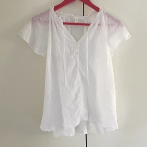 Vit blus storlek 38 - En vit blus från H&M i storlek 38 i jättebra skick. Passar också lite större storlekar typ 40-42. Frakt ingår inte 